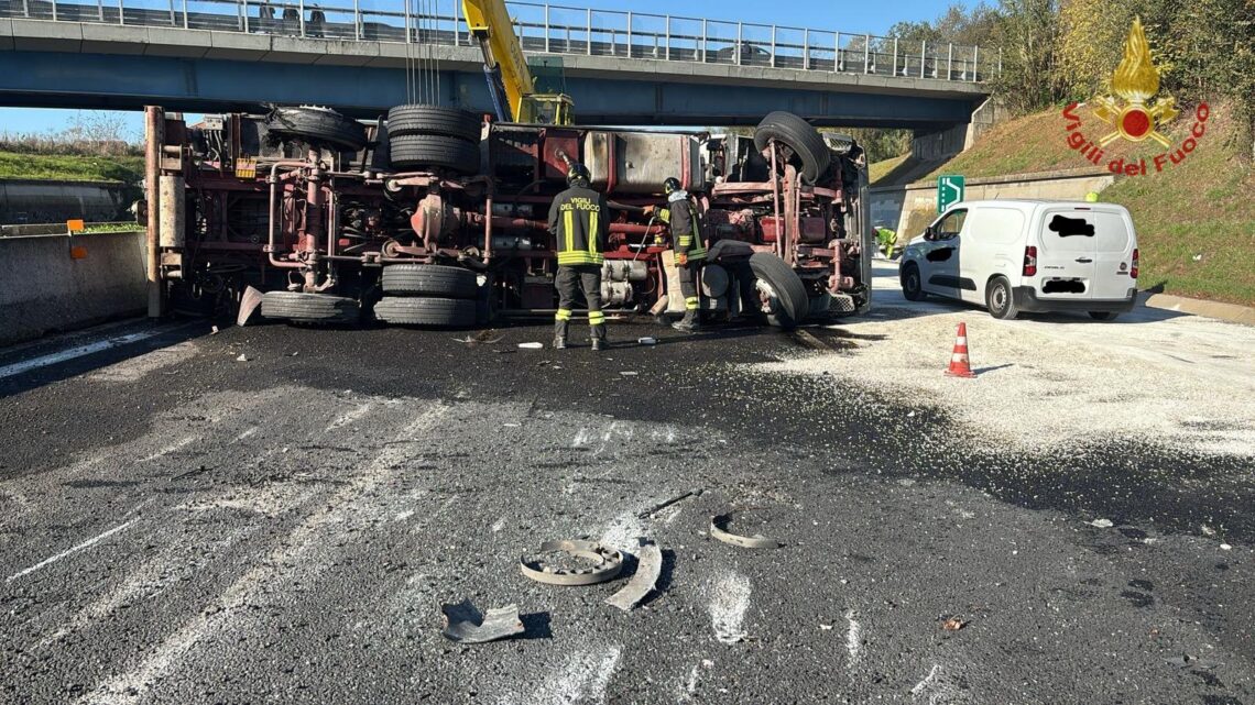 Pofi, A1 chiusa al traffico per ribaltamento tir, autista salvato dai vigili del fuoco