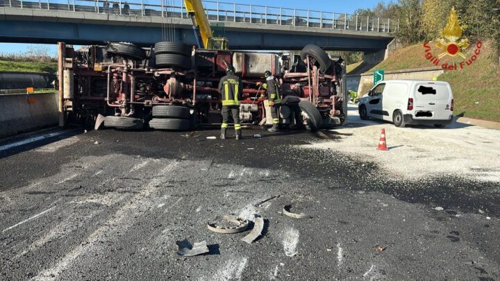 Pofi, A1 chiusa al traffico per ribaltamento tir, autista salvato dai vigili del fuoco