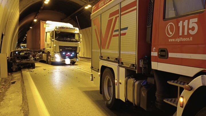 Incidente sulla SS85 Venafrana: scontro tra camion e auto nella galleria Carpino, ferita una giovane donna