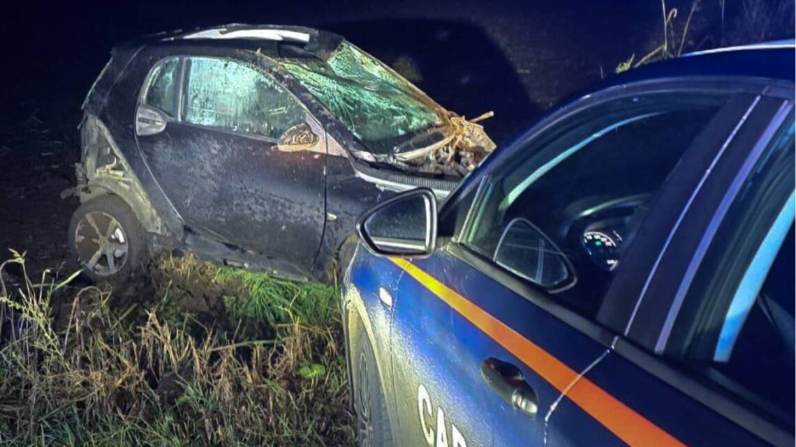 Tenta la fuga durante un posto di controllo e perde il controllo dell’auto, denunciato 27enne