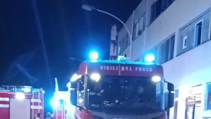 Incendio in un capannone a Roma occupato da 200 cittadini stranieri, tre intossicati