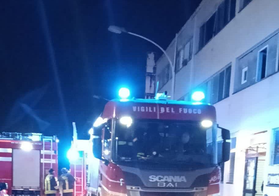 Incendio in un capannone a Roma occupato da 200 cittadini stranieri, tre intossicati