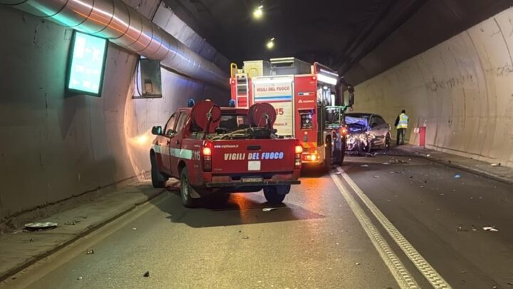 Schianto nella galleria della Reggia a Caserta, un morto dopo l’impatto tra Porsche e 500X