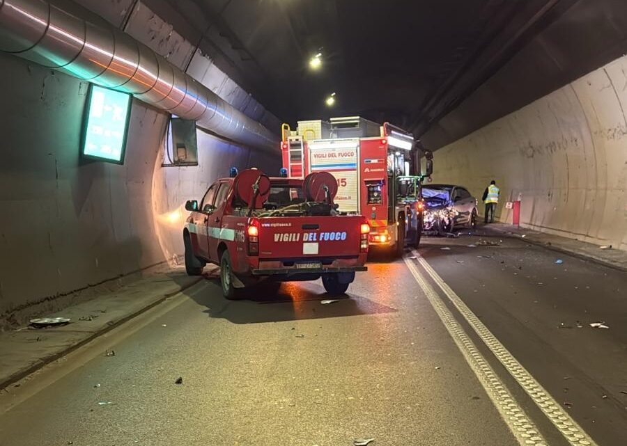Schianto nella galleria della Reggia a Caserta, un morto dopo l’impatto tra Porsche e 500X