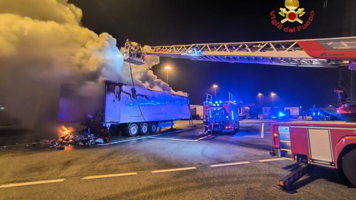 Incendio sull’A1 all’area di servizio di Teano, in fiamme rimorchio di un autoarticolato