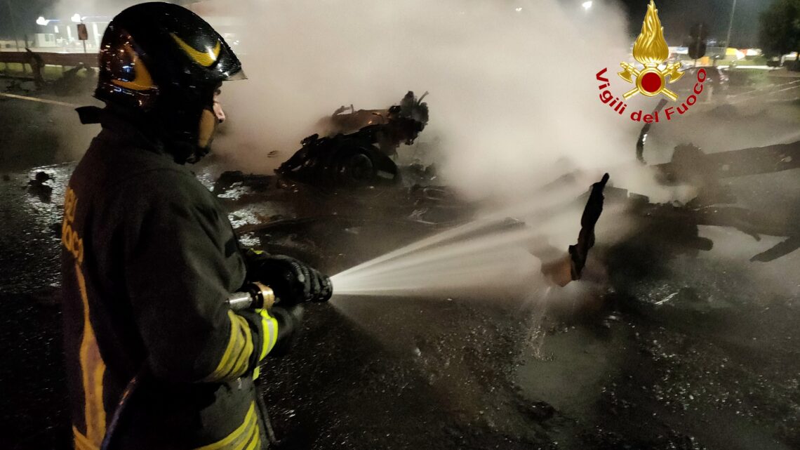 Inferno di fuoco in A1, esplode cisterna GPL dopo tamponamento, autostrada chiusa a Caianello