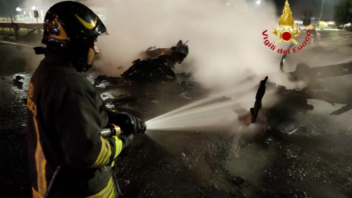 Inferno di fuoco in A1, esplode cisterna GPL dopo tamponamento, autostrada chiusa a Caianello