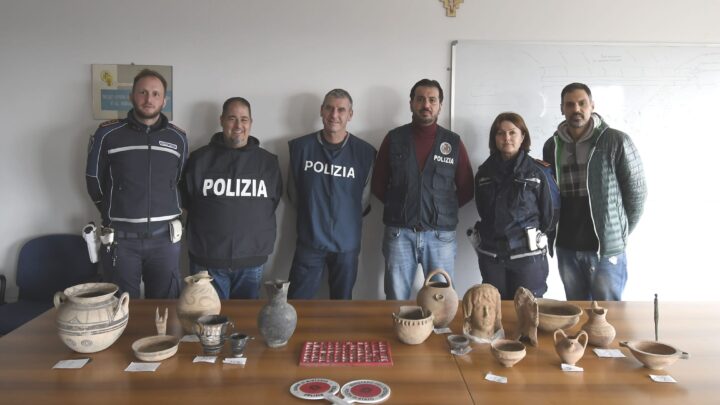 Affidati alla Soprintendenza reperti archeologici recuperati da polizia a Minturno