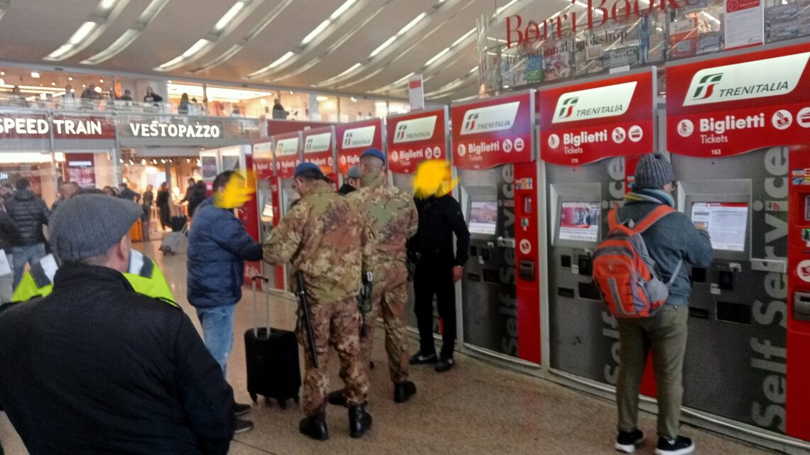 Bigliettai abusivi nella stazione Termini. Tra loro Lazzaro, si alza dalla sedia a rotelle solo per truffare