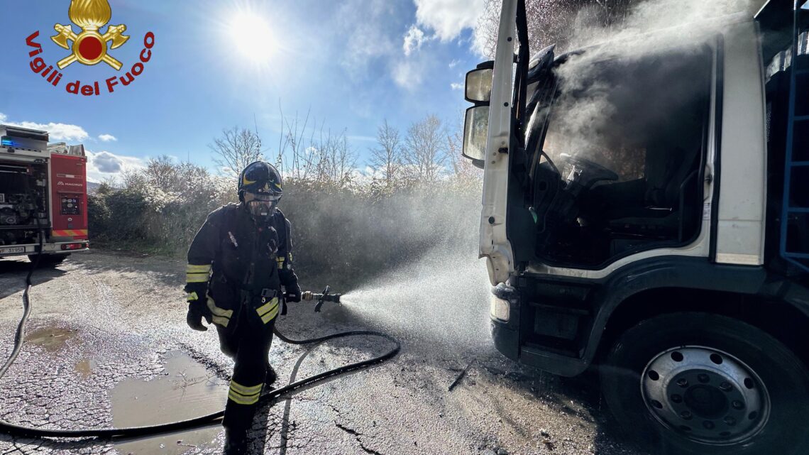 Incendio autocarro nei pressi della stazione ferroviaria di Vastogirardi, intervento dei Vigili del Fuoco