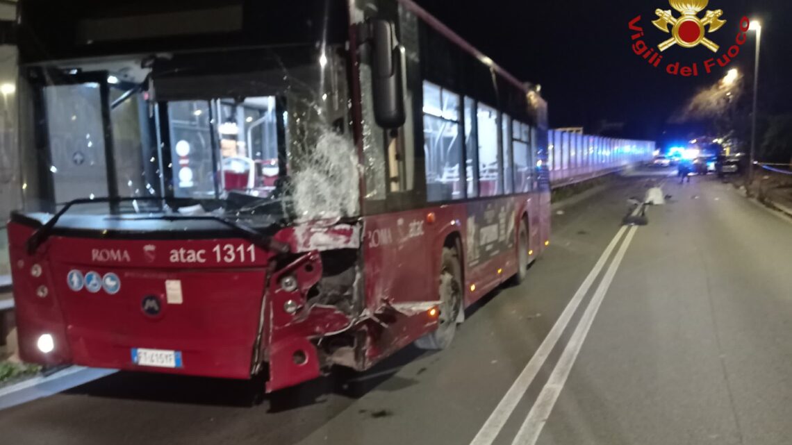 Due ragazze si schiantano con l’auto contro il bus a Ostia, muore 27enne