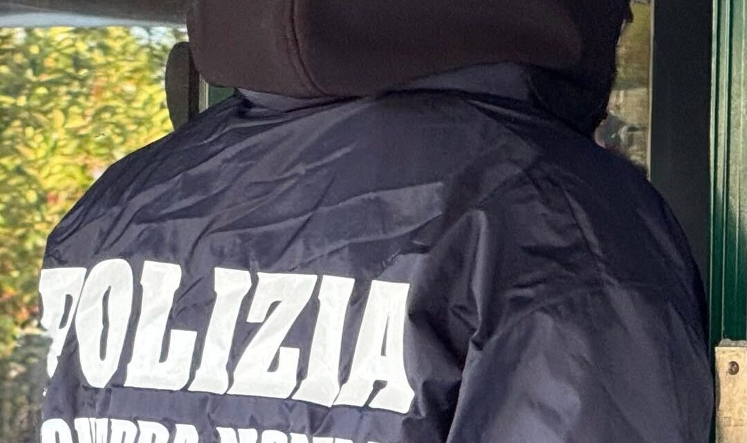 Finge storia d’amore e la avvia alla prostituzione, fermato 50enne