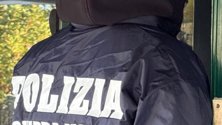 Finge storia d’amore e la avvia alla prostituzione, fermato 50enne