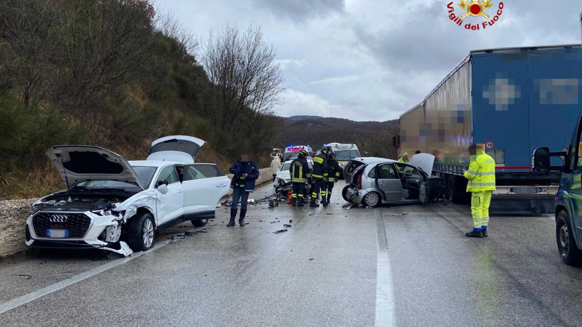 Grave incidente stradale sulla Statale 17 a Pettoranello del Molise, tre auto coinvolte e tre feriti