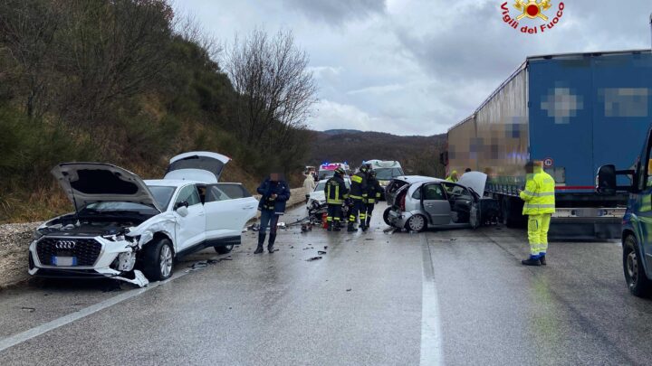 Grave incidente stradale sulla Statale 17 a Pettoranello del Molise, tre auto coinvolte e tre feriti