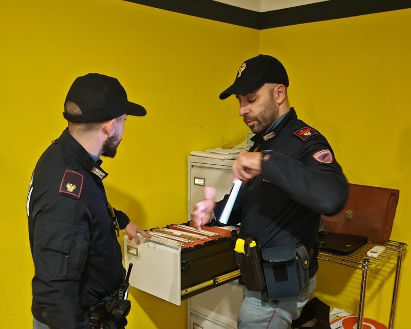 Migliaia di lettere mai recapitate trovate in un ufficio a Frosinone, indagini in corso