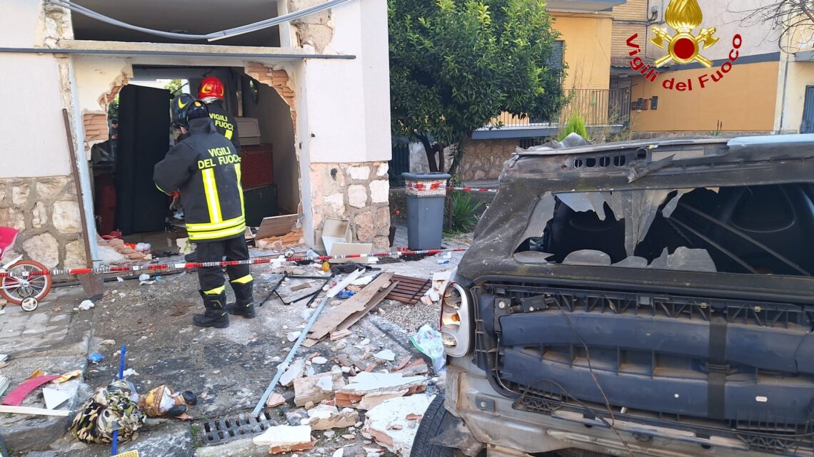 Violenta esplosione in un garage a Marcianise, danneggiate tre auto