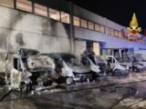 Roma – Notte di fuoco sulla Laurentina, vasto incendio in un’azienda alimentare, distrutti diversi furgoni