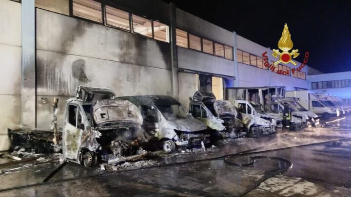 Roma – Notte di fuoco sulla Laurentina, vasto incendio in un’azienda alimentare, distrutti diversi furgoni
