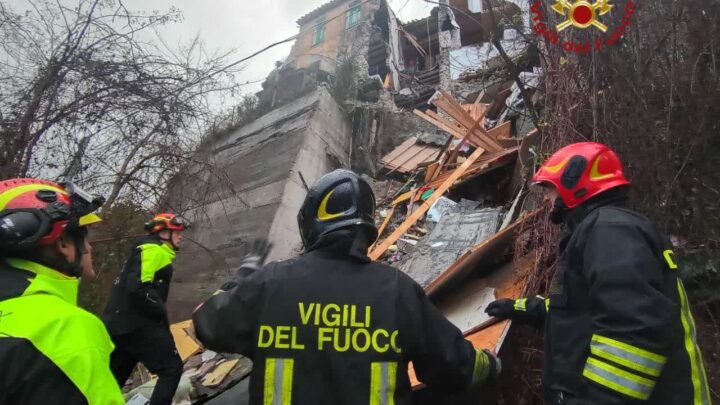 Crolla una palazzina in stato abbandono a Morlupo, una persona tra le macerie