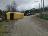Scuolabus adibito a trasporto bambini si ribalta sulla strada a Cervaro