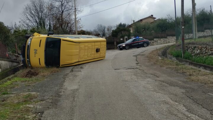 Scuolabus adibito a trasporto bambini si ribalta sulla strada a Cervaro