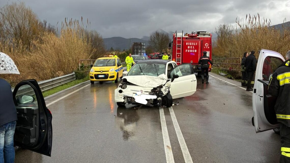 Incidente stradale tra Cassino e Sant’Elia, auto finisce fuori strada ribaltata