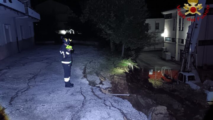 Arce – Crolla nella notte un muro adiacente un edificio scolastico, i vigili del fuoco avevano interdetto l’area e sgomberato palazzina