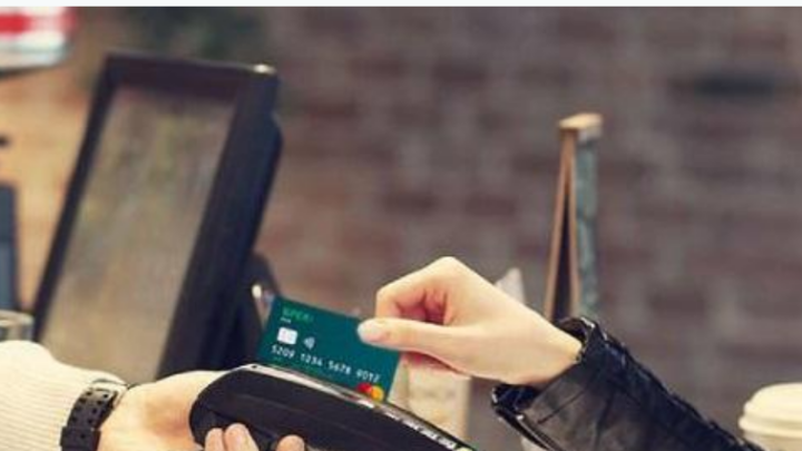 Viaggiare leggeri: perché preferire la moneta elettronica al contante all’estero