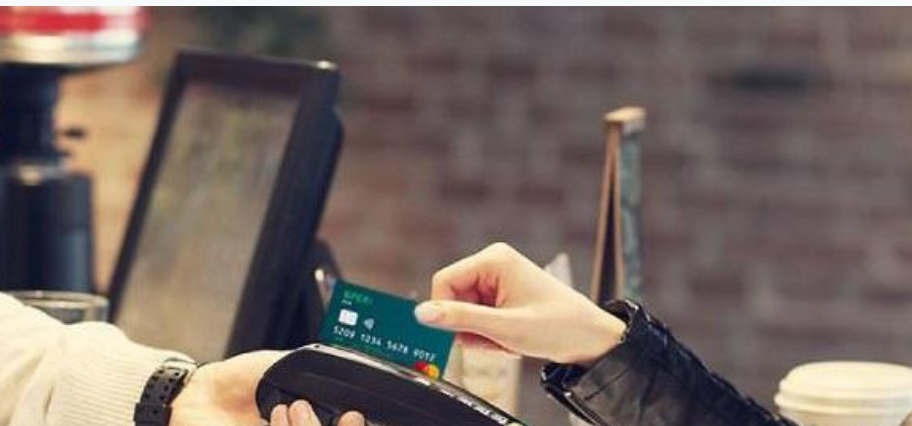 Viaggiare leggeri: perché preferire la moneta elettronica al contante all’estero