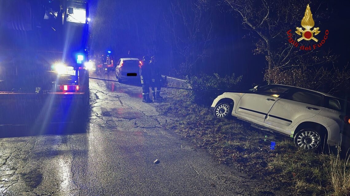 Castelpetroso–Sant’Angelo in Grotte: auto finisce fuori strada, estratto un ferito dai Vigili del Fuoco