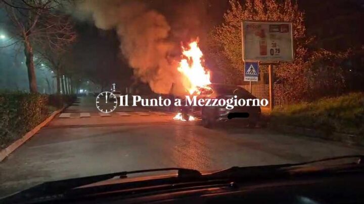 Paura a Cassino, Mercedes Coupé in fiamme su Viale Europa. L’intervento dei Vigili del Fuoco (VIDEO)
