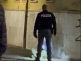 Armato di coltello in piazza Labriola, la polizia lo ferma con il taser