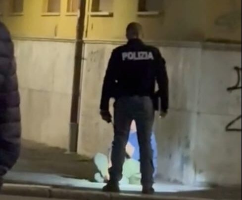 Armato di coltello in piazza Labriola, la polizia lo ferma con il taser