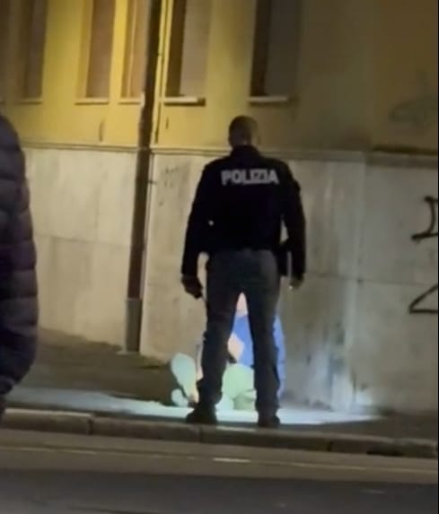 Armato di coltello in piazza Labriola, la polizia lo ferma con il taser