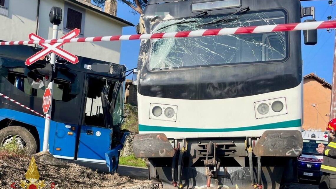 Incidente ferroviario a Viterbo, treno si scontra con bus di studenti