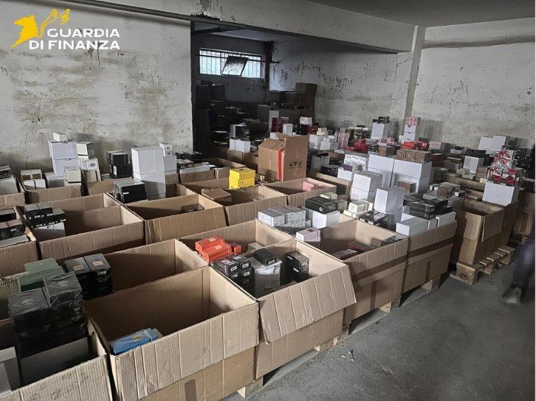 Maxi sequestro di profumi contraffatti a Sora, oltre 24mila pezzi pronti per il mercato illecito