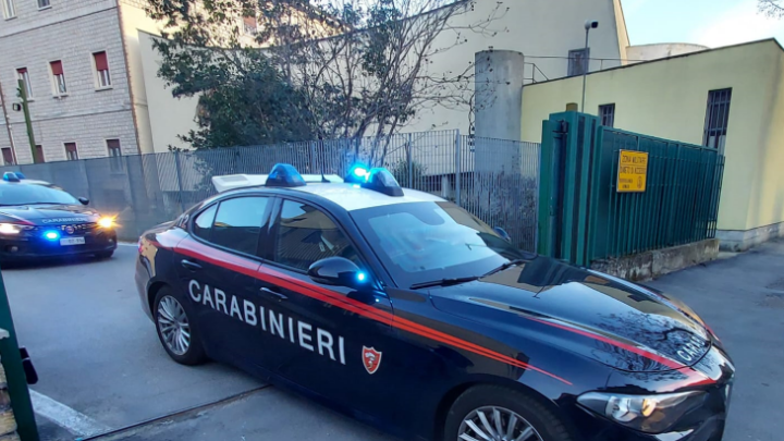 Lancia lo zaino con la pistola dalla finestra, arrestato 21enne a Cassino