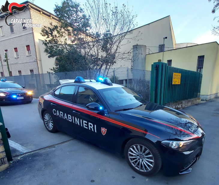 Lancia lo zaino con la pistola dalla finestra, arrestato 21enne a Cassino