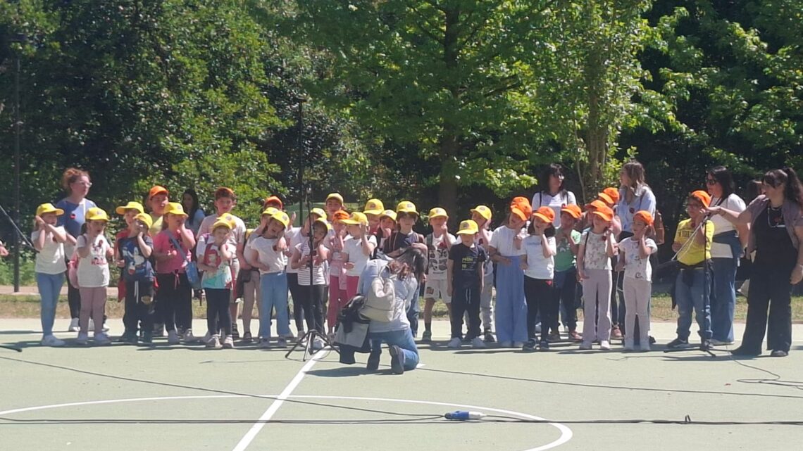 Le “Bombe di Pace” il progetto dei bambini della scuola Enzo Mattei arrivano alla villa comunale