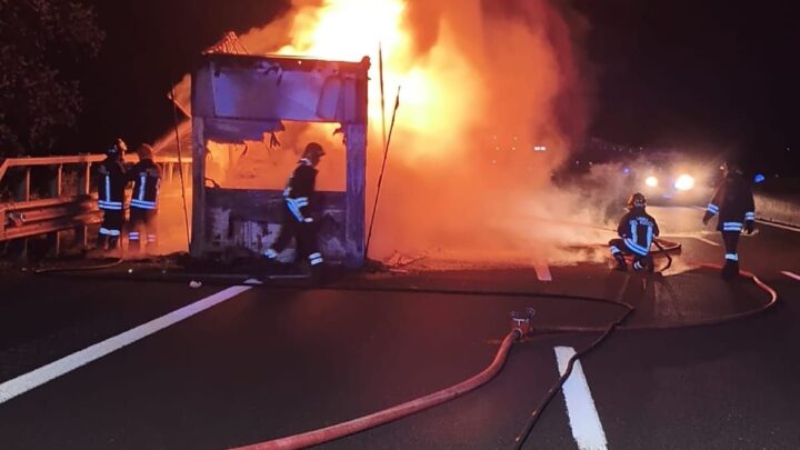 Vigili de fuoco di Frosinone impegnati tutta la notte per incendio semirimorchio in A1