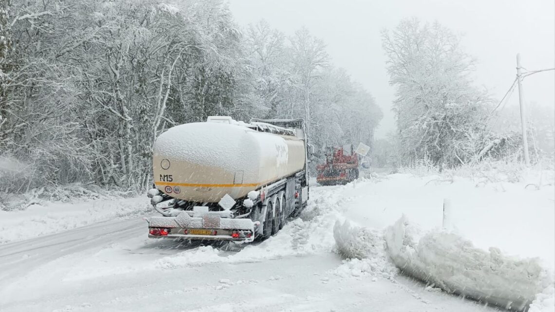 Agnone, autocisterna bloccata dalla neve a Staffoli, intervengono i Vigili del Fuoco