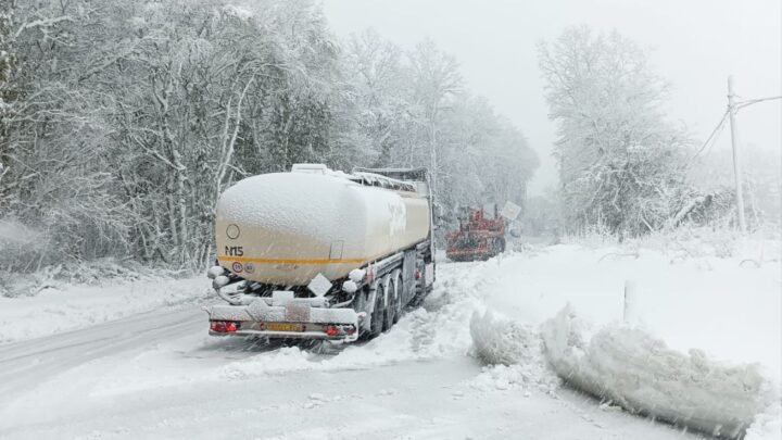 Agnone, autocisterna bloccata dalla neve a Staffoli, intervengono i Vigili del Fuoco