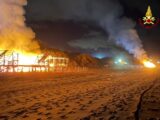 Inferno di fuoco sulla spiaggia a Sabaudia, incendio distrugge tre chioschi