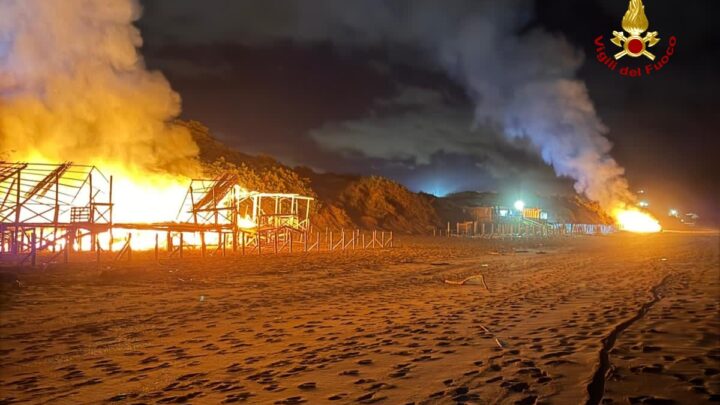 Inferno di fuoco sulla spiaggia a Sabaudia, incendio distrugge tre chioschi