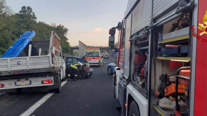 Incidente stradale sull’A1 a Frosinone: coinvolti auto, furgone e mezzo pesante