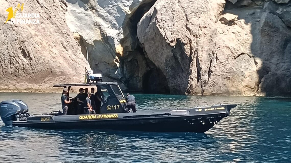 Maxi-sequestro a Ponza, la Guardia di Finanza recupera 40 chili di hashish in una grotta a Chiaia di Luna