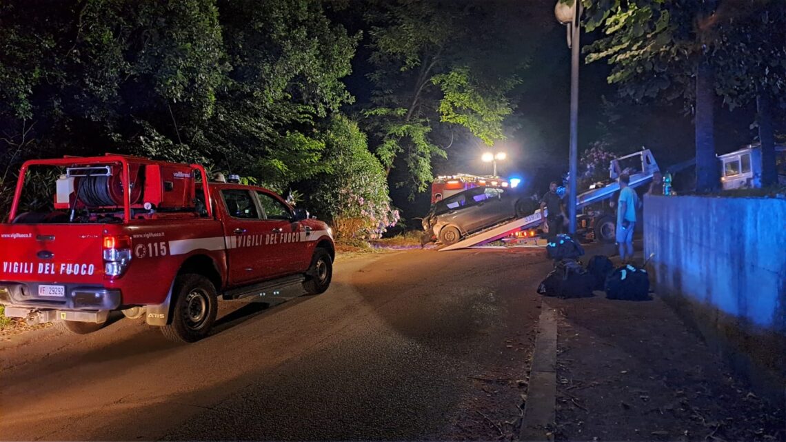 Paura a Sant’Angelo in Theodice, anziana precipita in una scarpata. Salvata dai Vigili del Fuoco