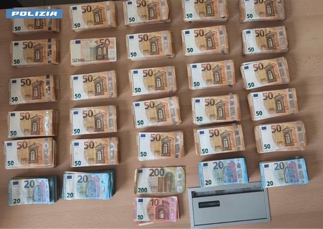Controlli della Polfer a bordo treno, fermato un uomo con 140mila euro in contante nello zaino
