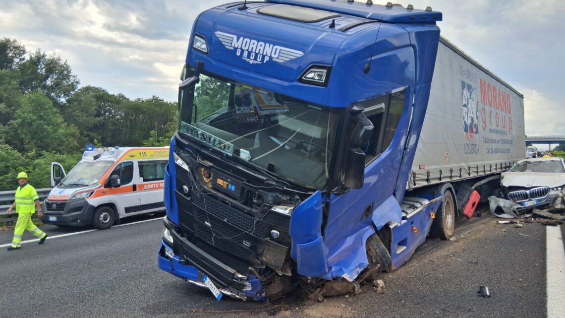 Scoppia pneumatico al camion, autista scagliato fuori dall’abitacolo muore sull’asfalto